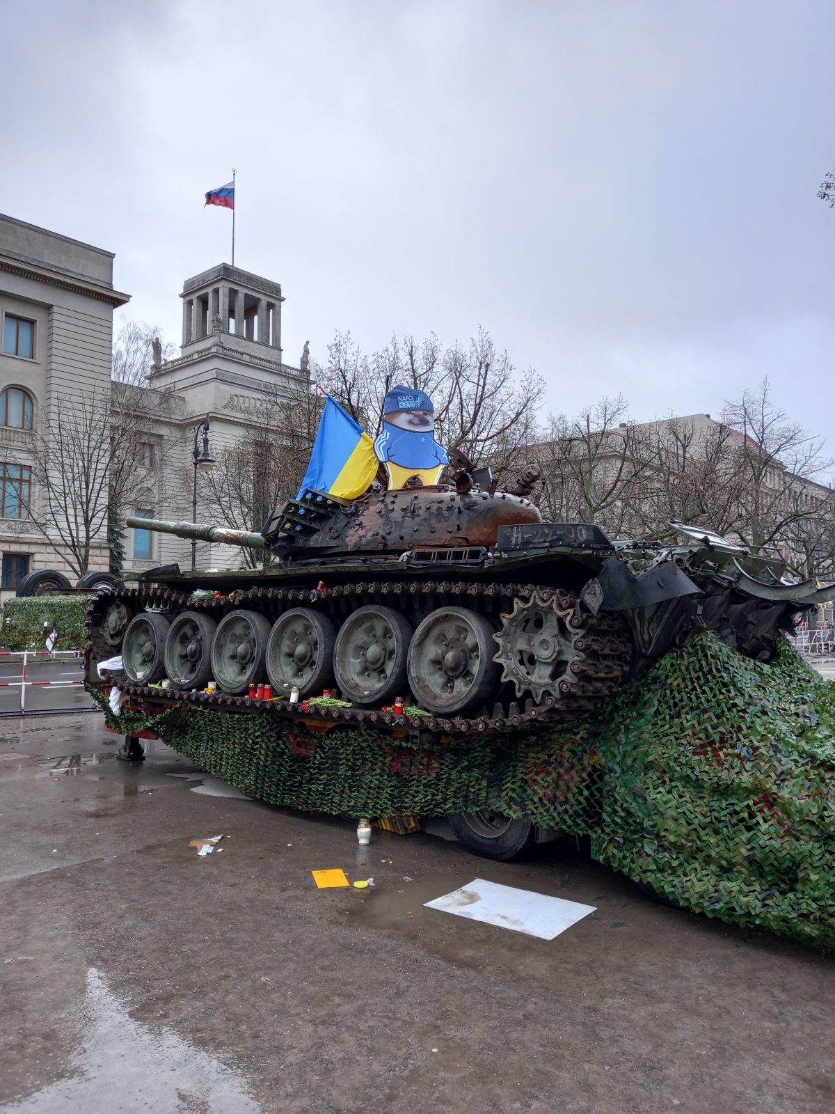 Panzerwrack vor der Russischen Botschaft