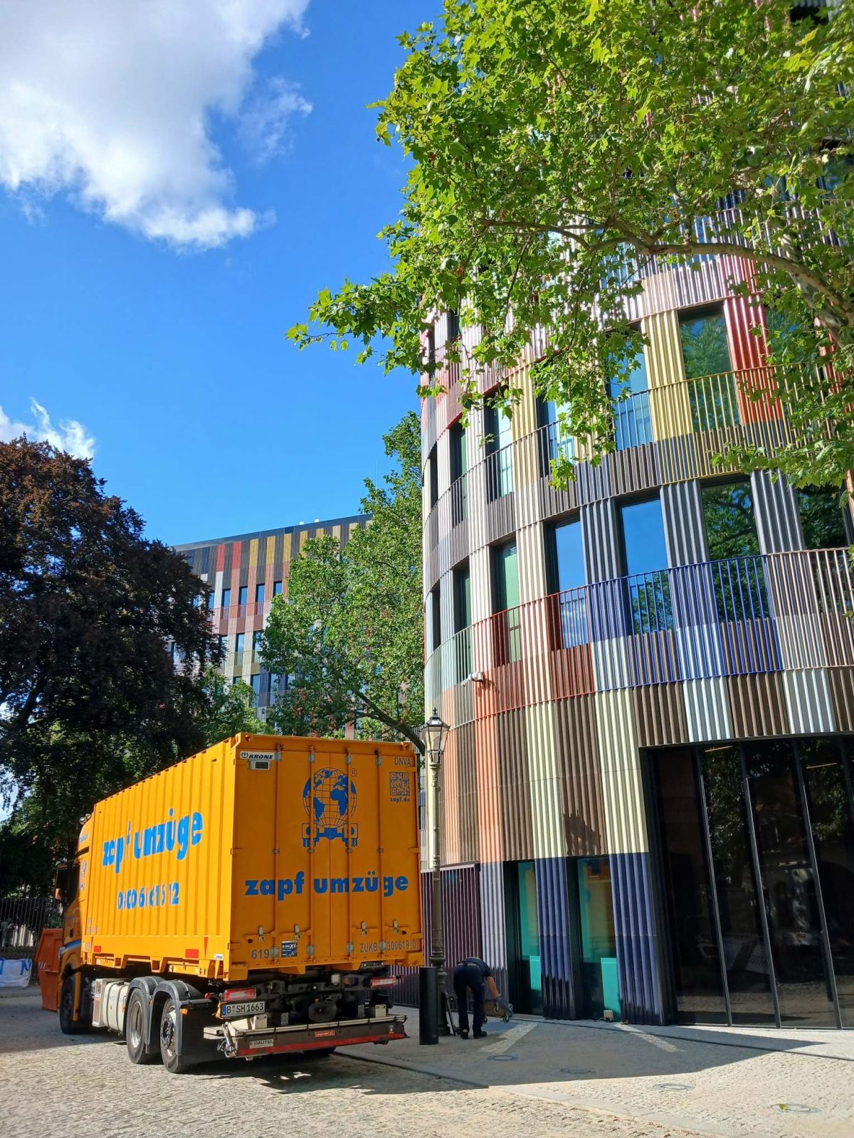 Der gelbe Wagen vor dem Ausweichquartier ©Jodock
